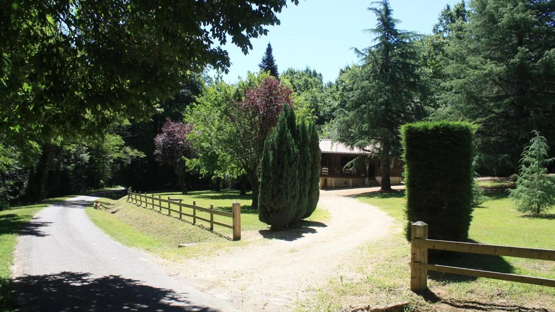 Le Chalet Des Berges - Piscine Chauffee & Ponton Prive - En Bordure De La Riviere Aveyron Saint-Antonin-Noble-Val France